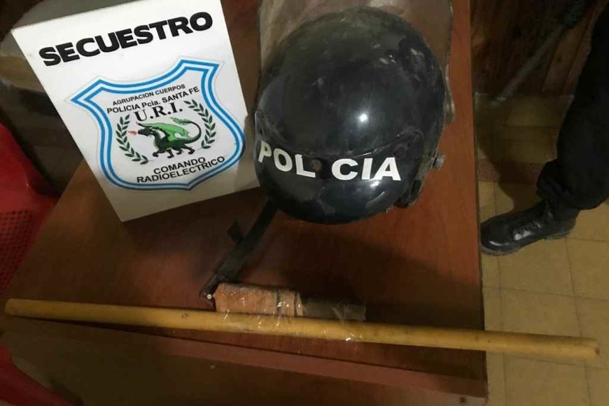 ELLITORAL_323893 |  Gentileza En el lugar donde se concretó la captura los investigadores secuestraron una  tumbera  y un casco con la inscripción  Policía .