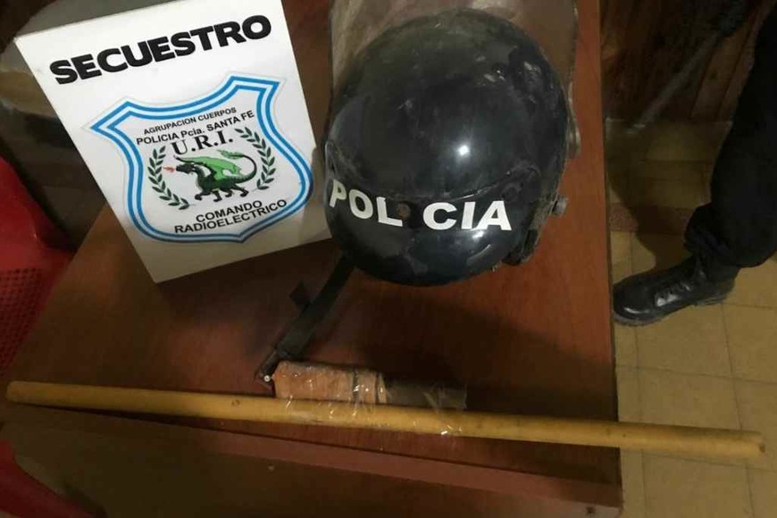 ELLITORAL_323893 | Gentileza En el lugar donde se concretó la captura los investigadores secuestraron una tumbera y un casco con la inscripción Policía .