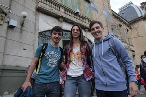 Pablo Aguirre Ingeniosos. Agretti, Pozzo Galdón y François (izq. a der.), en la entrada de la Escuela Industrial. Fueron reconocidos por el proyecto que idearon.