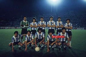 Gentileza El Gráfico El equipo que posa antes de la final en Tokio. De pie: García, Carabelli, Simón, Rossi, Alvez, Maradona. Agachados: Escudero, Barbas, Ramón Díaz, Rinaldi y Calderón. Un equipazo. Para muchos, el mejor de todos los tiempos.