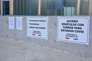 Guillermo Di Salvatore En el Cemafe de esta capital, se habilitó un sector especial (con la señalética correspondiente) para realizar los hisopados PCR a personas con sospecha de Covid-19 que se acercan -turno mediante- en sus vehículos particulares.