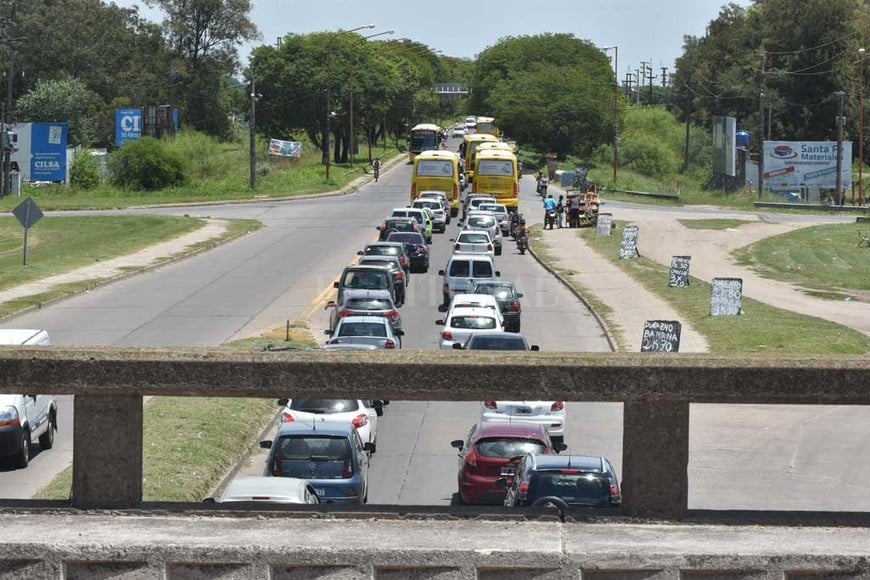 ELLITORAL_232775 | Guillermo Di Salvatore Campaña. Santa Fe se sumó a una movida internacional para promover el uso de la bici, y colgaron un pasacalles con el mensaje En bici ya habrías llegado en la ruta a Santo Tomé.