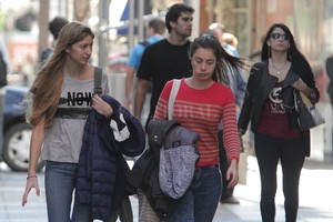 ELLITORAL_212305 |  Archivo El Litoral Abrigo por la mañana y la noche. Remerita al mediodía. Así habrá que llevar una semana con una amplitud térmica.