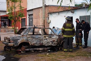 Pablo Aguirre La escalada de violencia fue de menor a mayor y este lunes balearon una casa y incendiaron un auto en Pedro Centeno al 4000.