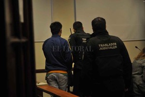 ELLITORAL_214426 |  Flavio Raina De espaldas, Maximiliano Ramón Díaz ingresa a la sala de juicio donde es asistido por la Defensa Pública.