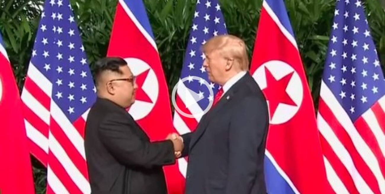 Histórico saludo entre Trump y Kim Jong-un