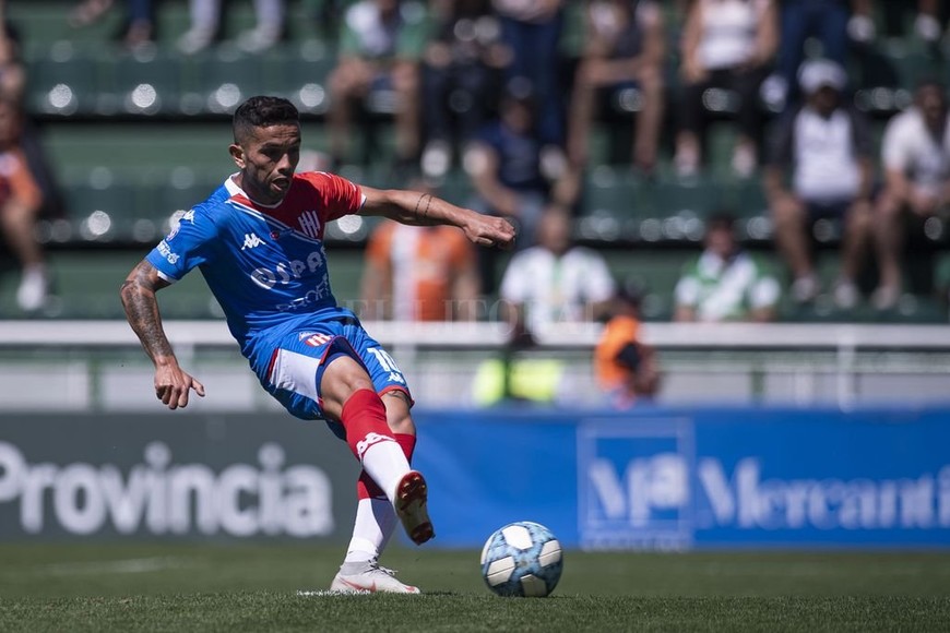 ELLITORAL_269593 |  Matías Nápoli El penal que ejecutó con mucha calidad Gabriel Carabajal y que le dio el tercer gol a Unión. Ese primer cuarto de hora del segundo tiempo fue a todo nivel por parte del Tate, aunque enseguida vino la reacción de Banfield y el empate definitivo.