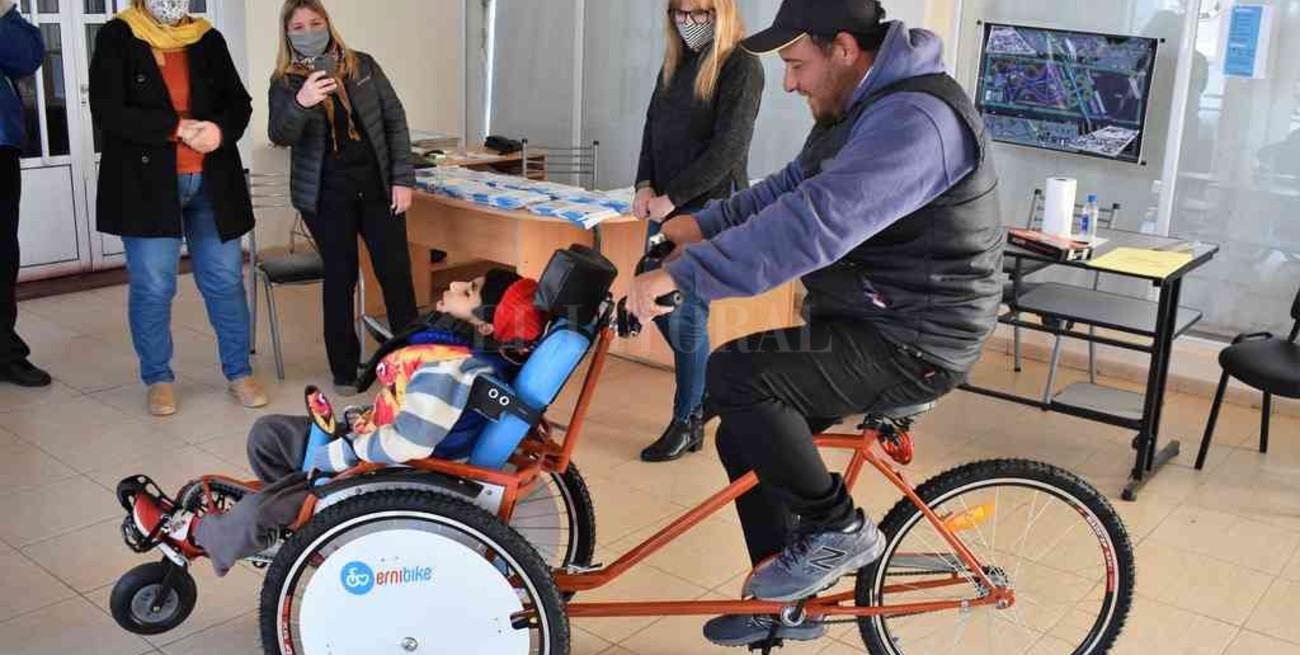 La felicidad de un pueblo por un chico con parálisis cerebral: Alejo tiene su bici para rehabilitarse