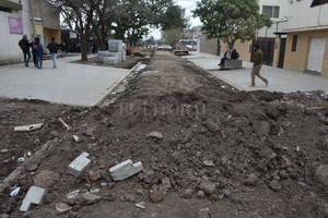 ELLITORAL_259893 |  Guillermo Di Salvatore Sin acceso. El tránsito vehicular se detiene a mitad de cuadra por los montículos de tierra que quedaron por la demora de los trabajos.