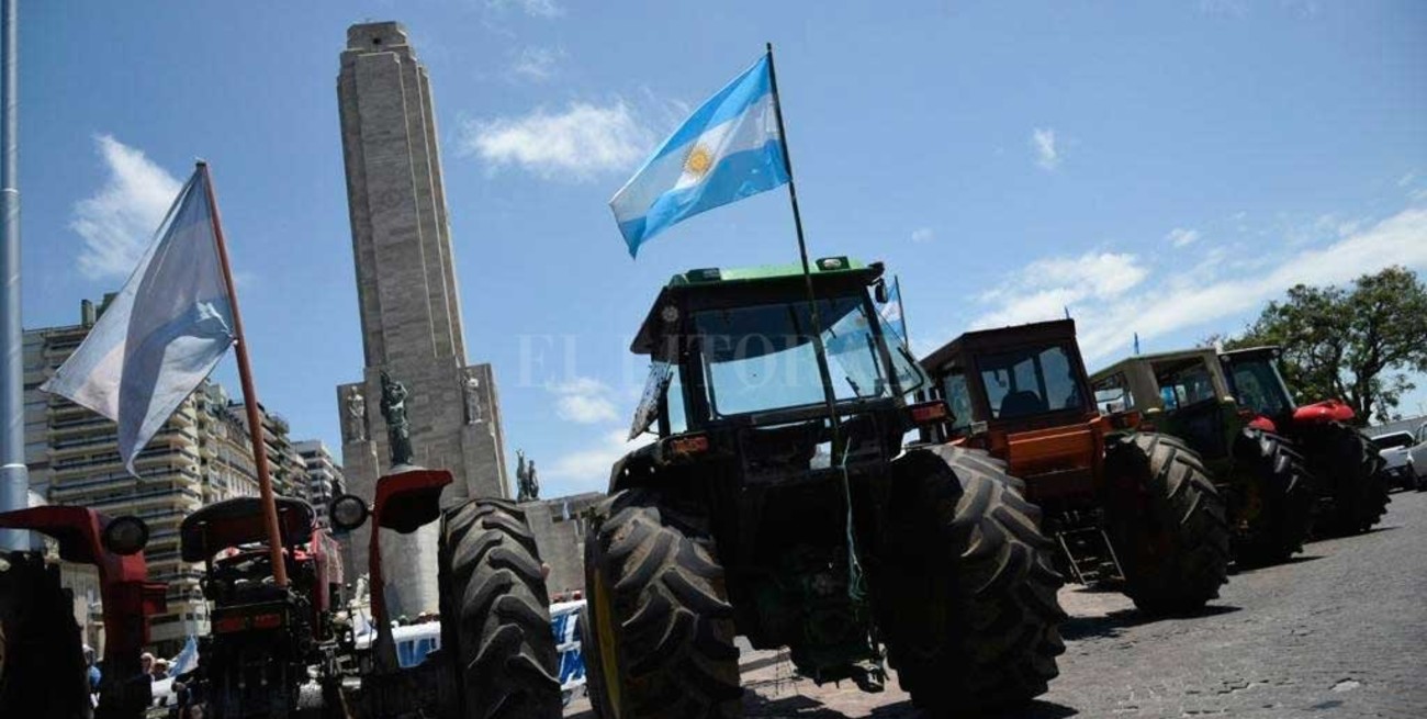 El tractorazo colmó de productores agropecuarios el Monumento a la Bandera