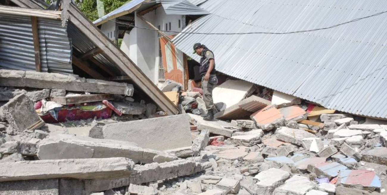 Cientos de montañeros siguen atrapados tras terremoto en Indonesia 