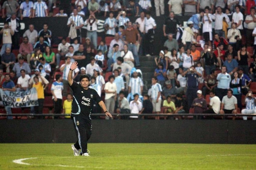 ELLITORAL_312664 |  Archivo El Litoral Diego Armando Maradona en la cancha de Colón, como técnico de la Selección Argentina en un amistoso ante Panamá