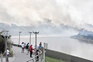ELLITORAL_319242 |  Manuel Alberto Fabatía El incendio en la zona de bañados del Río Salado, frente a Santo Tomé