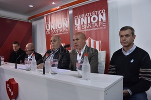 ELLITORAL_248362 |  Manuel Fabatía Luis Spahn en la mesa principal junto a Fabián Brasca, Jorge Molina, Edgardo Zin y Rafael Pérez Del Viso.