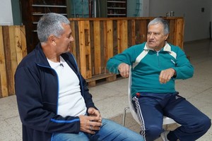 ELLITORAL_307587 |  Juan Víttori-Fernando Nicola Villita  habla y el chaqueño escucha. Una charla bien futbolera, un placer escucharlos. Hicieron historia en Colón y todavía se los recuerda.