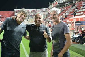 Luis Cetraro Leo Madelón, contento al recibir la visita de dos  Gringos : Rubén Sperandío y Ricardo Giusti. Fue la noche de la derrota en Santa Fe ante Atlético Tucumán.