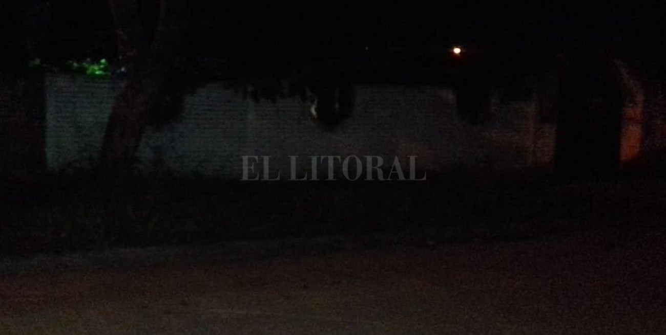 Vecinos de barrio Sargento Cabral preocupados por la falta de iluminación