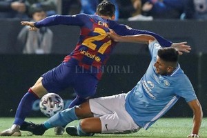 ELLITORAL_319003 |  Gentileza ¡Contra el Barcelona!. Se tira al piso Mariano Gómez, en el partido por la Copa del Rey, donde se quedó con las ganas de marcar a Messi.