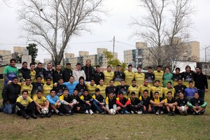 El Litoral El Pozo, plantel completo. Directivos, cuerpo técnico y jugadores se formaron para que El Litoral logre la foto tras los festejos de todo un barrio.