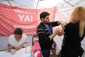 Guillermo Di Salvatore Según los especialistas, se puede bajar la incidencia de la neumonía favoreciendo la concientización de la población respecto de la existencia de las vacunas para prevenir las principales causas de neumonía y optimizando la recomendación médica.