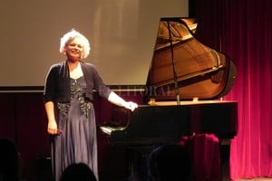 ELLITORAL_259268 | Gentileza producción Cinzia Bartoli, quien ya ha realizado varias giras de conciertos por nuestro país y ahora extenderá su gira por la provincia de Santa Fe, nació en Savona y se graduó con honores en el Conservatorio Paganini de Génova.