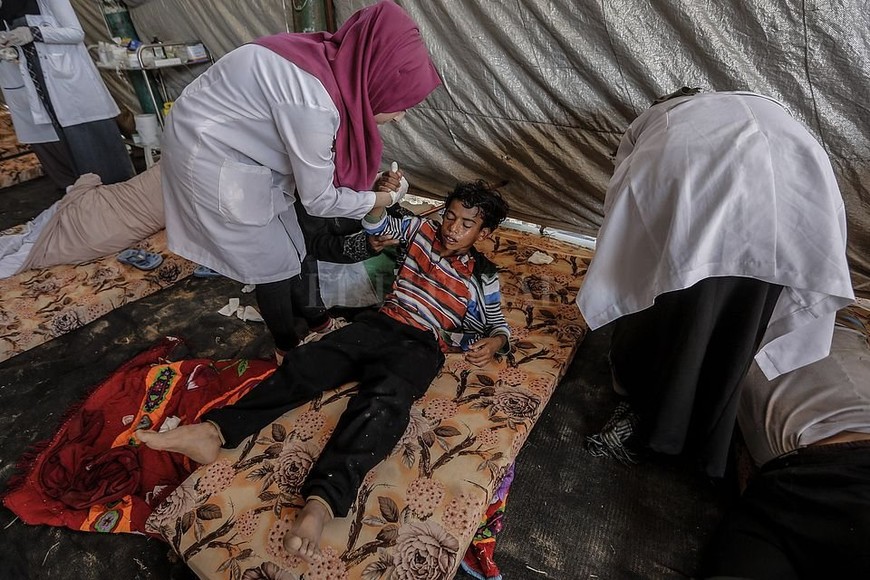 ELLITORAL_211047 |  DPA Un niño palestino herido recibe tratamiento en una tienda de campaña médica durante los enfrentamientos con las fuerzas de seguridad israelíes a lo largo de la frontera entre Israel y Gaza, Territorios Palestinos.