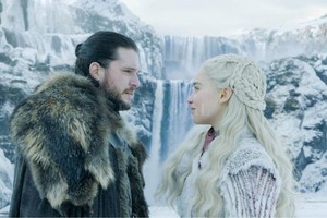 ELLITORAL_244219 |  Gentileza HBO Un descanso romántico en la nieve entre Jon Snow y Daenerys Targaryen, en la previa de la batalla que sobrevendrá.