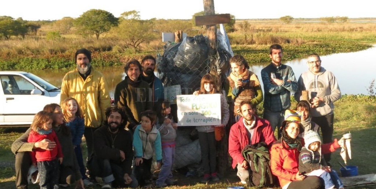 Un grupo de vecinos limpia el Ubajay y ya recolectó una montaña de plásticos