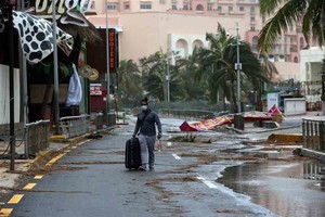 ELLITORAL_330425 |  Gentileza El huracán Delta y su paso por el Puerto Morelos en la costa caribeña de México, provocó destrozos e inundaciones. Los turistas fueron evacuados de los hoteles.