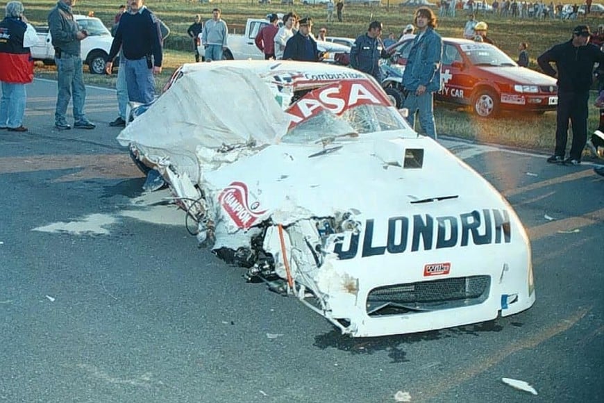 ELLITORAL_232824 |  Archivo El Litoral La Dodge de Raúl Petrich tras el violento accidente en Rafaela, donde chocaron a más de 200 km/h contra el guarda rail, muriendo el piloto y acompañante en julio de 1998.