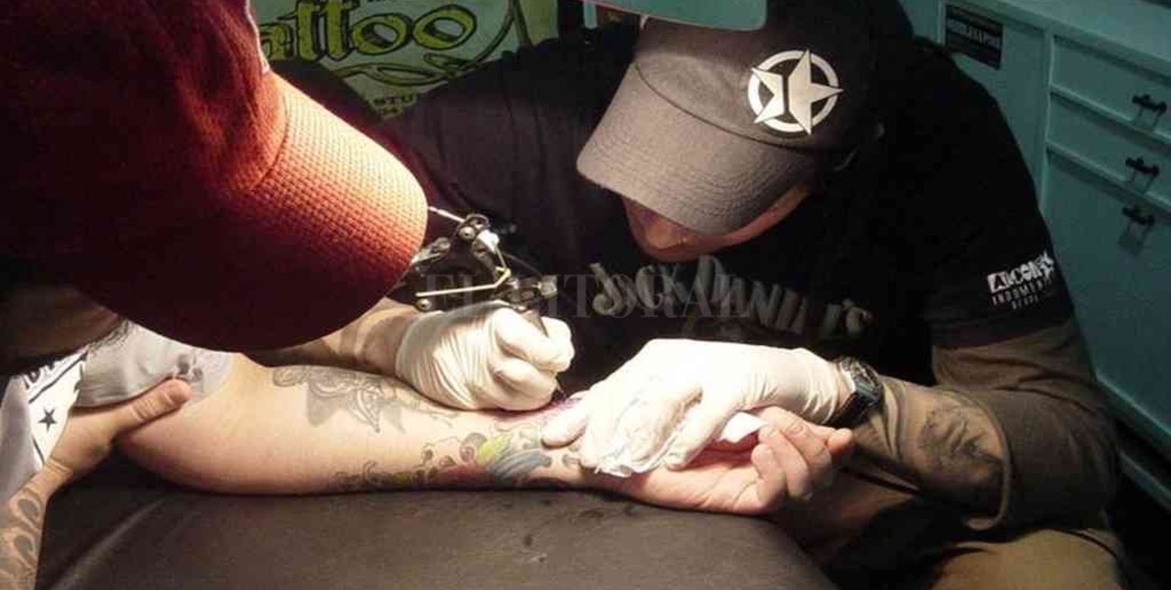 Medias tintas: tatuadores piden volver a la actividad