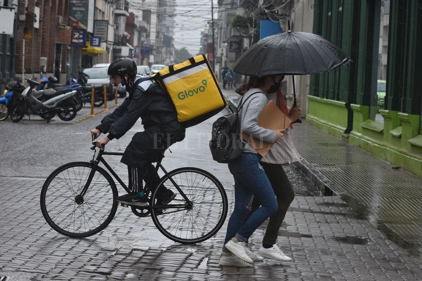 ELLITORAL_299624 |  Guillermo Di Salvatore Trabajador. A este  laburante  no lo frena ni la lluvia para ganarse el sustento a bordo de su bicicleta.