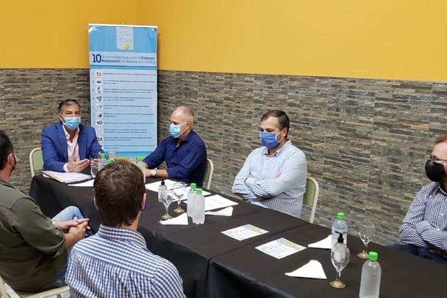 ELLITORAL_297542 |  Gentileza La presentación y firma del protocolo se realizó esta semana de manera conjunta. Asistieron por la Delegación Santa Fe de la Cámara Argentina de la Construcción participaron su presidente Arq. Renato Franzoni; el coordinador de la Comisión de Asuntos Laborales, Higiene y Seguridad, Jorge Obispo, y el Lic. Esteban Pilatti. Por la Uocra Seccional Santa Fe asistió su secretario general, César Cassina y demás representantes y delegados. Por el Ministerio de Trabajo concurrió el secretario del área, Juan Manuel Pusineri.