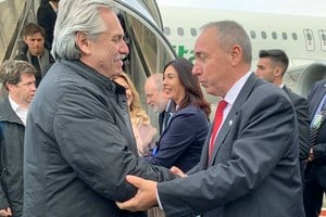 ELLITORAL_281582 |  NA zzzznacp2 NOTICIAS ARGENTINAS TEL AVIV ISRAEL ENERO 22: El presidente Alberto Fernandez fue recibido por la ministra de Cultura y Deporte, Miri Regev; y  el director general del Ministerio de Relaciones Exteriores, Yuval Rotem; al llegar al aeropuerto Ben Gurion.  Foto NA zzzz