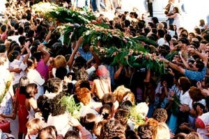 ELLITORAL_279252 |  El Litoral. Ídolo, leyenda, mito. Miles de personas despidieron a quien paralizaba el país cada vez que exponía su corona. El pueblo que lo había elegido como leyenda lo convirtió en mito, porque nadie se proclama ídolo a si mismo...