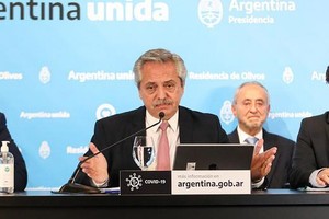 ELLITORAL_300838 |  Presidencia de la Nación NOTICIAS ARGENTINAS BAIRES 
MAYO 8:  El presidente Alberto 
Fernandez habla acompañado por 
Horacio Rodriguez Larreta y 
Axel Kicillof, en la quinta de 
Olivos.
Foto NA