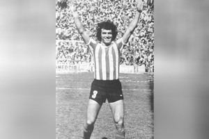 ELLITORAL_304856 |  Archivo El Litoral La imagen de Víctor Alfredo Bottaniz con la cancha llena en esos años de grandes éxitos en Unión.