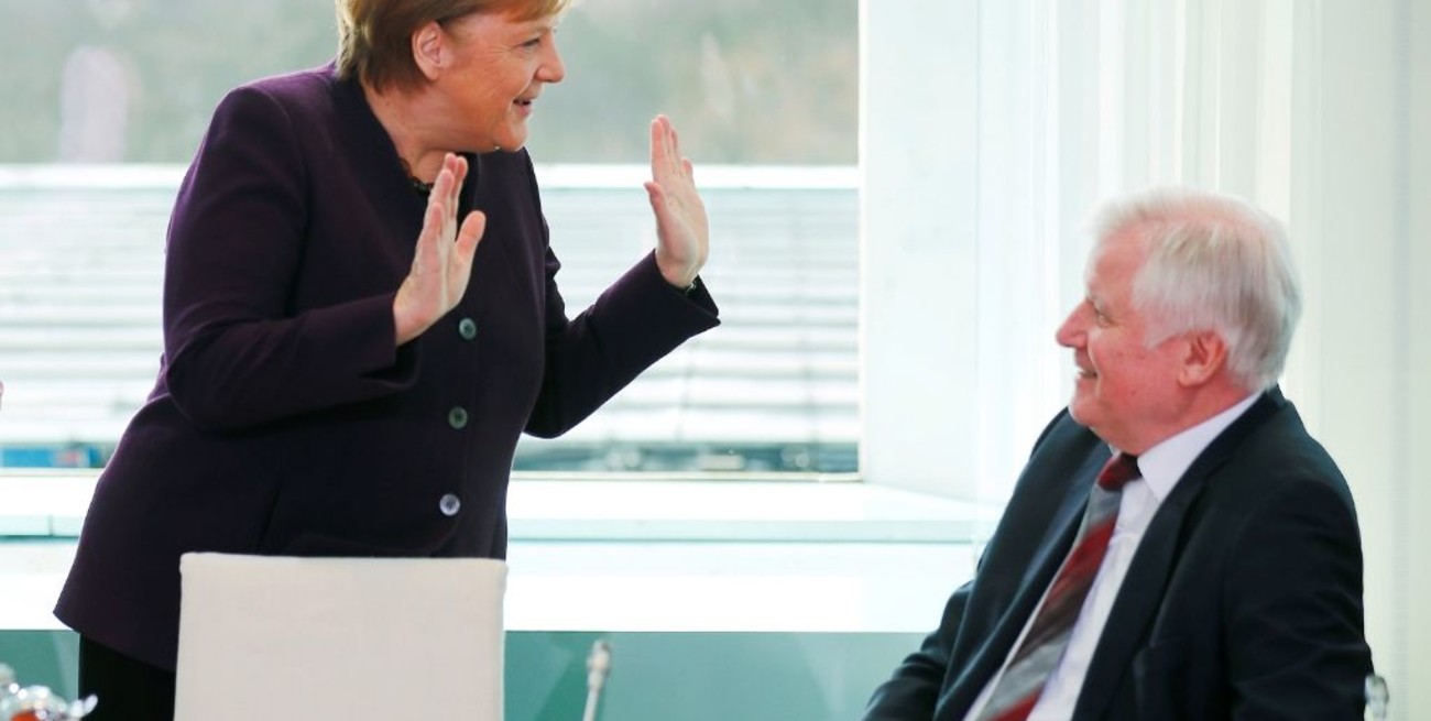 Merkel pide evitar el apretón de manos e insiste que coronavirus infectará a 60% de los alemanes