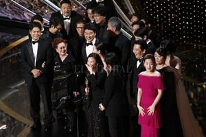 ELLITORAL_284636 |  Twitter La película surcoreana  Parásitos  hizo historia en los Oscar, que se entregaron anoche: se convirtió en la primera película de habla no inglesa en ganar el premio a la Mejor Película.