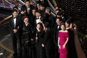 ELLITORAL_284636 |  Twitter La película surcoreana  Parásitos  hizo historia en los Oscar, que se entregaron anoche: se convirtió en la primera película de habla no inglesa en ganar el premio a la Mejor Película.
