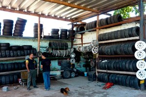 Archivo. Las gomerías podrán abrir el lunes. Pero atención, solo podrán atender aquellos vehículos que cuenten con el permiso para circular.