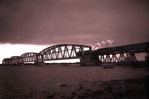 ELLITORAL_222847 |  Archivo El Litoral Una foto histórica. El tren utilizó este puente para viajar hacia el puerto de Colastiné hasta 1944. Algunas de las estructuras de hierro terminaron en el Ferrocarril Trasandino, en Mendoza.
