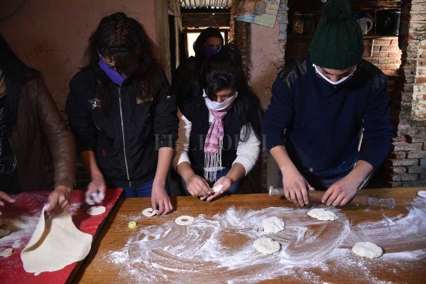 ELLITORAL_313206 |  Guillermo Di Salvatore HAY EQUIPO. Para el merendero, los voluntarios del Deportivo Gambeta tratan de acompañar la leche con pan casero o roscas hechas por ellos mismos.