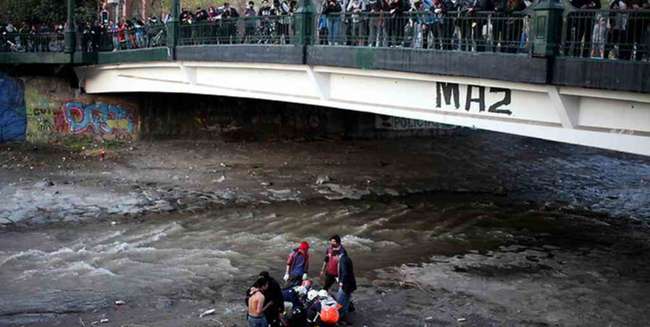 Un joven resultó herido tras caer de un puente en medio de una protesta en Chile