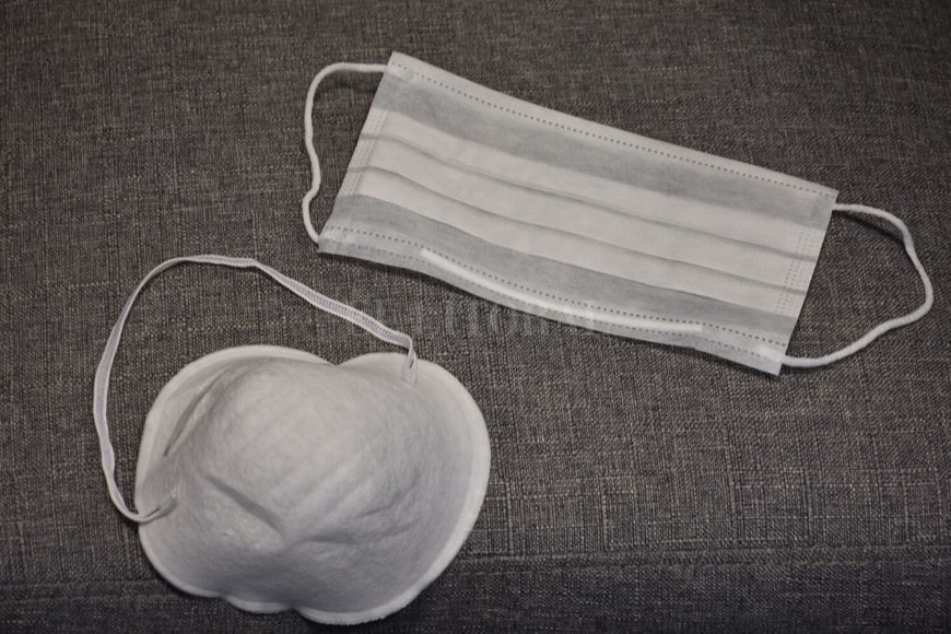 ELLITORAL_287743 |  Luis Cetraro. Los dos tipos de barbijo más vendidos en las farmacias, uno rígido y circular y el otro blando y de mayor cobertura.