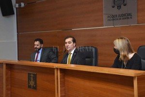 ELLITORAL_327490 |  Flavio Raina El tribunal de juicio, conformado por los Dres. Gustavo Urdiales -presidente-, Rosana Carrara y Rodolfo Mingarini.
