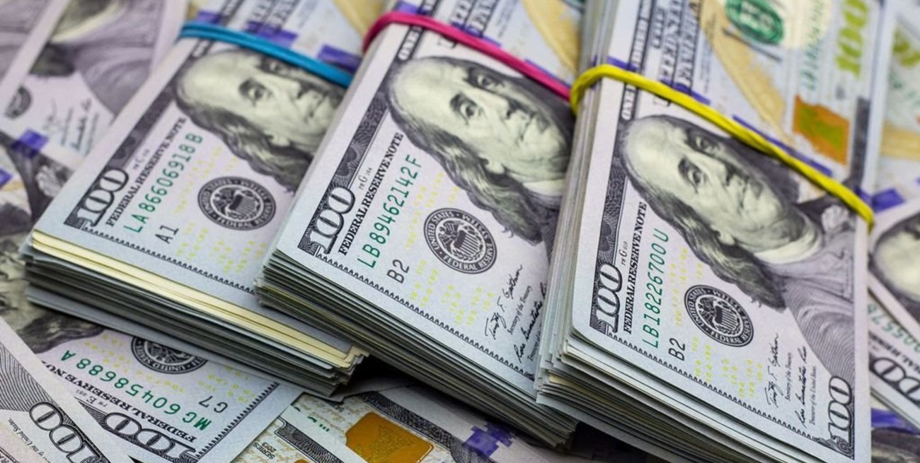 El dólar cotiza estable a $ 76 y el "blue" se vende a $ 135