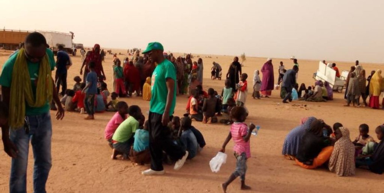 Argelia abandona a cientos de inmigrantes en el desierto 