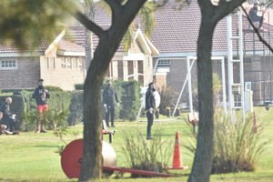 ELLITORAL_318833 |  Flavio Raina Lucas Viatri en un plano de la foto y el mangrullo con el técnico rojinegro comandando desde allí los primeros movimientos de su plantel profesional.