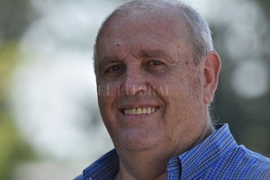 ELLITORAL_281908 |  Mauricio Garín Luis, feliz y contento De muy buen ánimo se lo vio al presidente de Unión en Casasol ayer, antes que hablara Leonardo Carol Madelón. Llegó temprano, se quedó más de una hora y le habló a todo el plantel antes de comenzar el año futbolístico para el Tate.  Siempre lo hace, casi como cábala , explicaron sus más allegados. Cuando empezó a hablar el entrenador, se retiró a su empresa.